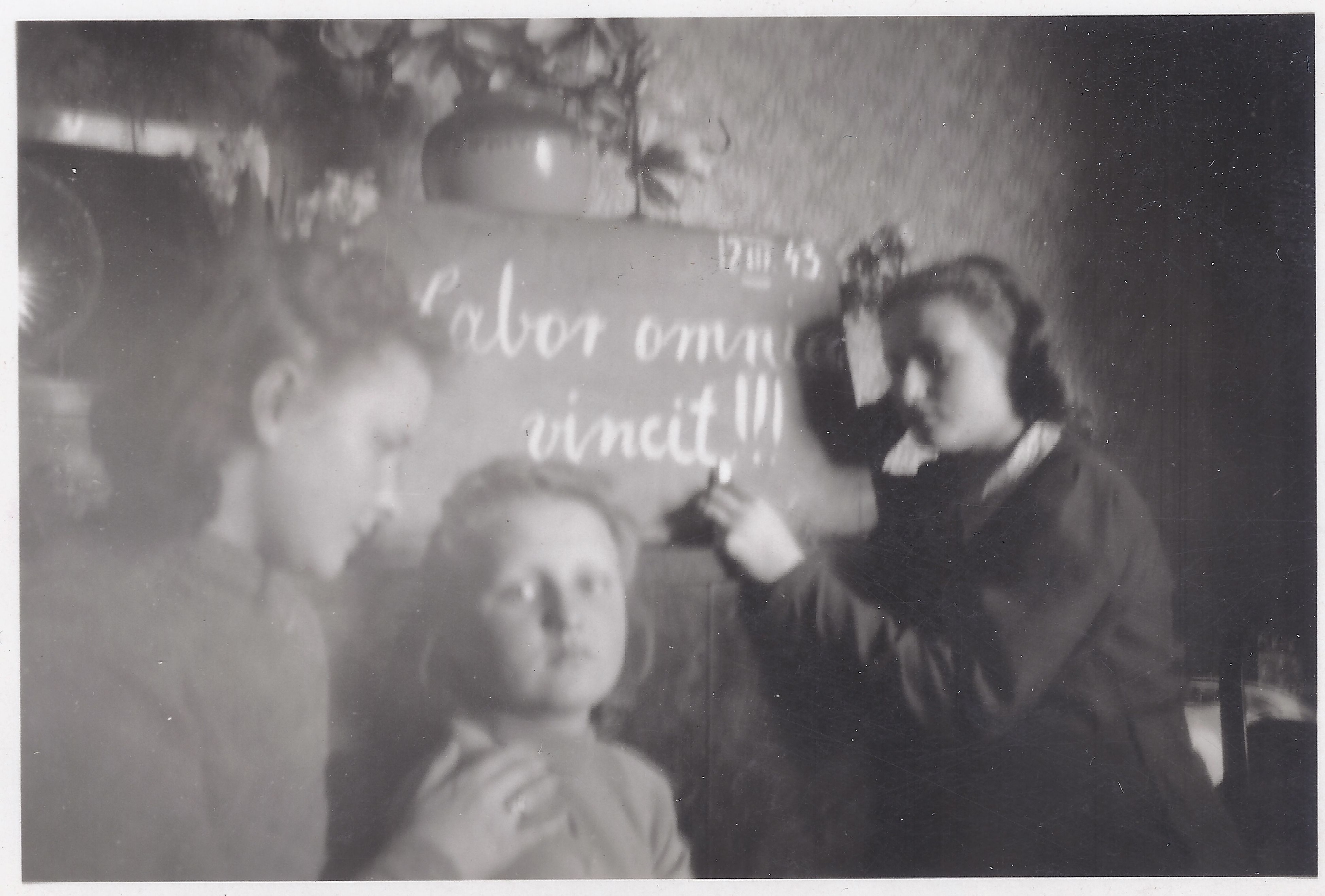Zofia Naporówna (pierwsza z prawej) z uczennicami, podczas tajnych kompletów j. łacińskiego prowadzonych we własnym mieszkaniu przy ul. Starowiślnej 33, Kraków 1943